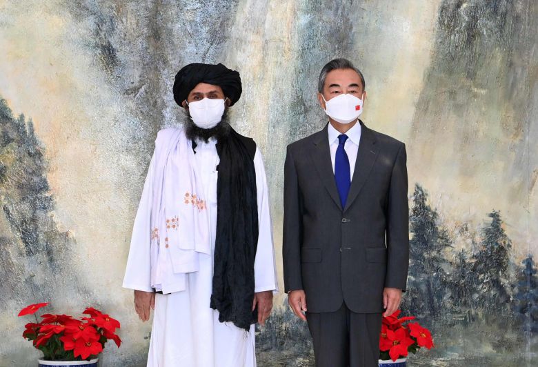 왕이(오른쪽) 중국 외교 담당 국무위원 겸 외교부장과 아프가니스탄 무장 조직 탈레반의 2인자 물라 압둘 가니 바라다르/AFP 연합뉴스