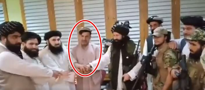 아슈라프 가니 전 아프간 대통령의 동생 하슈마트 가니가 탈레반과 손잡고 있는 영상./트위터