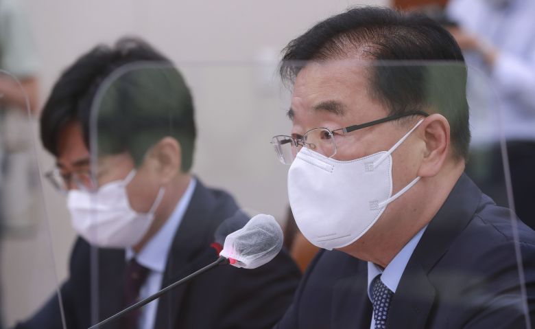 정의용 외교부 장관이 23일 오후 서울 여의도 국회 외교통일위원회 전체회의에서 의원들의 질의에 답하고 있다. /연합뉴스