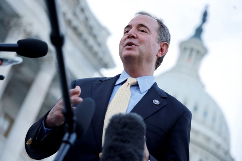 애덤 시프 미 하원 정보위원장이 23일(현지 시각) 미 국회의사당 앞에서 아프가니스탄 사태에 대해 묻는 기자의 질문에 답하고 있다. /로이터 연합뉴스