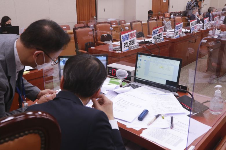 25일 새벽 국회 법제사법위원회 전체회의에서 국민의힘 의원들이 퇴장한 가운데 회의가 진행되고 있다. /연합뉴스