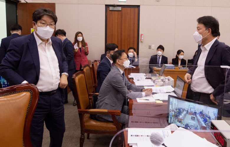 24일 국회에서 열린 법제사법위원회 전체회의에서 박주민 법사위 위원장 직무대리가 차수변경을 위한 산회를 선포하자 국민의힘 의원들이 항의 하고 있다. /국회사진기자단