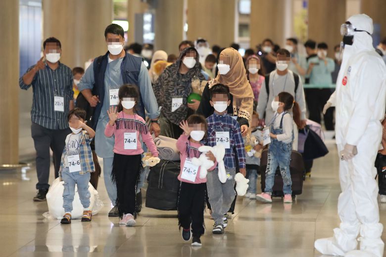 26일 오후 인천공항에 도착한 아프가니스탄 어린이들이 공항을 나가며 손을 흔들고 있다./연합뉴스