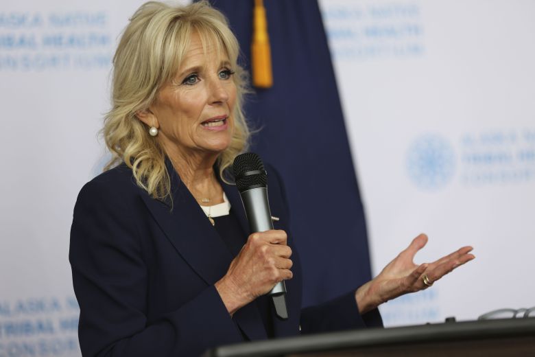 조 바이든 미국 대통령의 부인 질 바이든 여사가 지난 7월 알래스카 앵커리지의 알래스카 원주민 건강 컨소시엄 사무실에서 기자들에게 연설을 하고 있다. 27일(현지 시각) 바이든 여사는 아프가니스탄 카불 공항 인근 자살폭탄 테러로 희생된 미군 전사자 가족을 위로하는 서한을 페이스북을 통해 올렸다./AP 연합뉴스