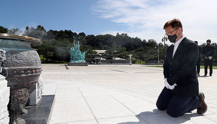 국민의힘 최재형 전 감사원장이 28일 광주 국립5·18민주묘지를 방문해 무릎을 꿇고 묵념하고 있다. /연합뉴스