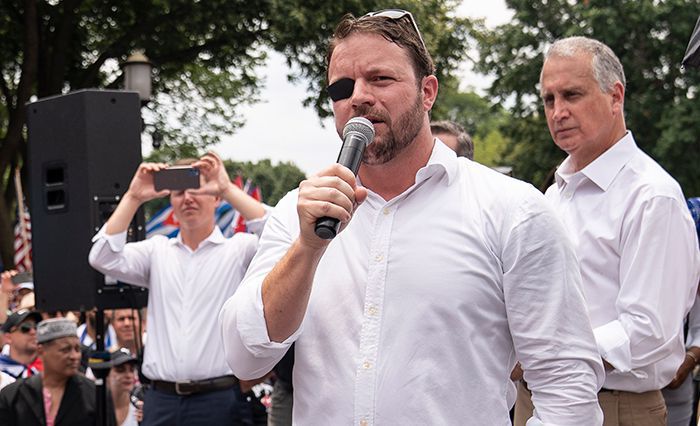 댄 크렌쇼 공화당 연방 하원 의원이 지난달 26일 워싱턴DC에서 열린 한 집회에 나와서 마이크를 잡고 발언하고 있다. /EPA 연합뉴스