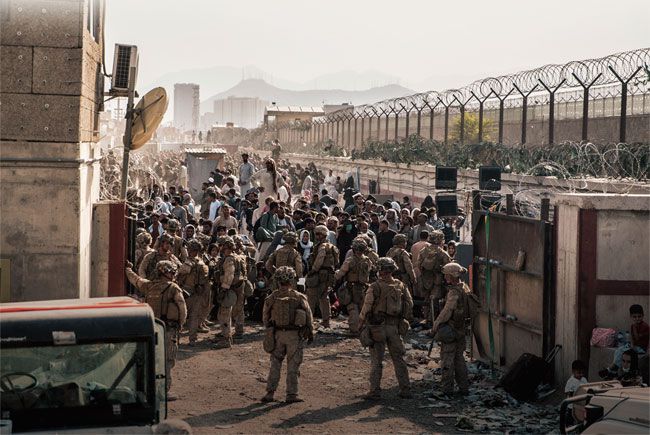 지난 21일(현지 시각) 미 해병 대원들이 아프가니스탄 카불의 하미드 카르자이 국제공항에서 난민들을 통제하고 있다./뉴시스