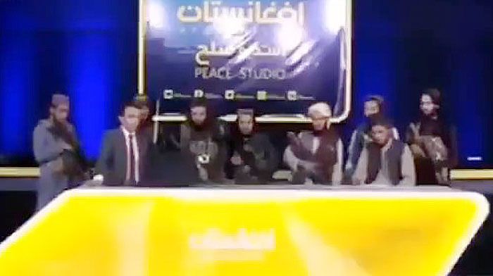 무장한 탈레반 조직원 8명이 뉴스 진행자 뒤에 서 있는 가운데, 진행자는 “가니 정권은 붕괴했다”며 “이슬람 국가의 국민은 현재 상황(탈레반)을 두려워해선 안 된다”라고 말한다./BBCYaldaHakim 트위터