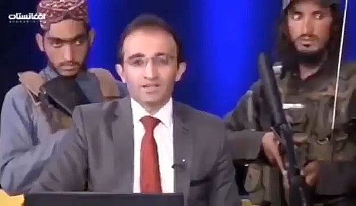 아프간 장악 이후 탈레반이 언론의 자유를 보장하겠다고 밝혔지만 최근 아프간의 한 뉴스에서 총을 든 탈레반 대원 8명이 뉴스 진행자를 둘러싸고 있는 모습이 전파를 탔다./BBCYaldaHakim 트위터