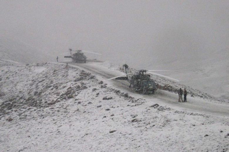 2008년 당시 상원의원이었던 조 바이든 현 미국 대통령을 태운 미군의 블랙호크 헬기가 아프간 한 계곡에 비상착륙한 모습./WSJ