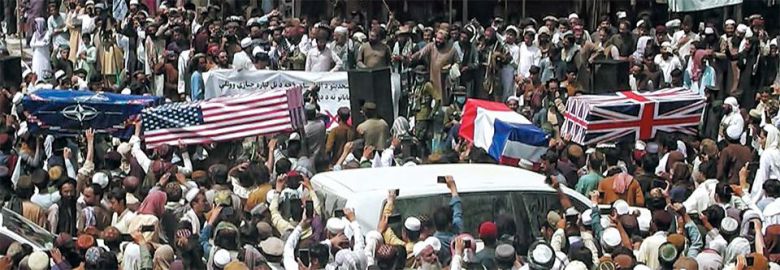 탈레반의 조롱… 美·英·佛 국기 덮은 관으로 가상 장례식 - 지난달 31일(현지 시각) 아프가니스탄 남동부 도시 호스트 거리에 모인 군중이 미국·영국·프랑스 국기와 북대서양조약기구(나토) 깃발 등으로 덮은 관을 들고 행진하며 미군 철수를 자축하고 있다. 아프간을 장악한 이슬람 무장조직 탈레반은 전날 미군이 아프간에서 철수하자 ‘완전한 독립’을 선언했다. /로이터 연합뉴스