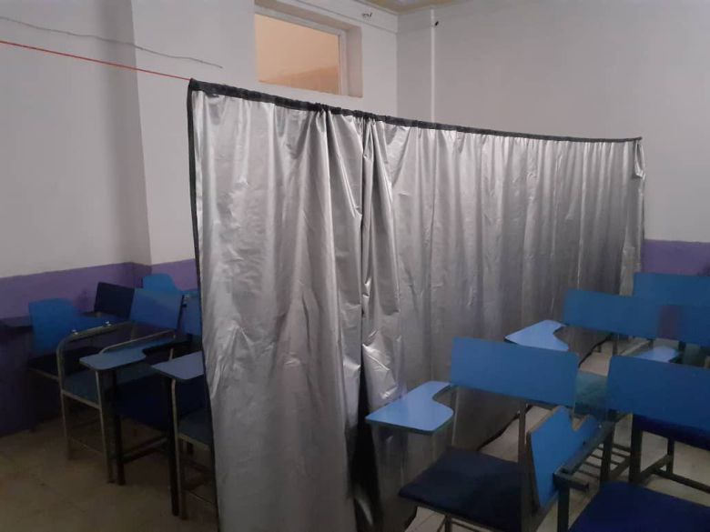 남녀를 구분하기 위해 강의실에 커튼을 친 아프가니스탄 대학의 모습. /트위터 AamajN