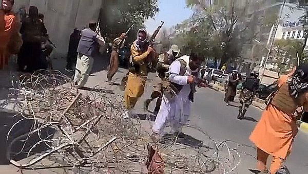 탈레반 조직원들이 아프간 여성 시위대를 해산하려고 소총 수십발을 공중에 발사하는 모습. /Zahra Rahimi 트위터