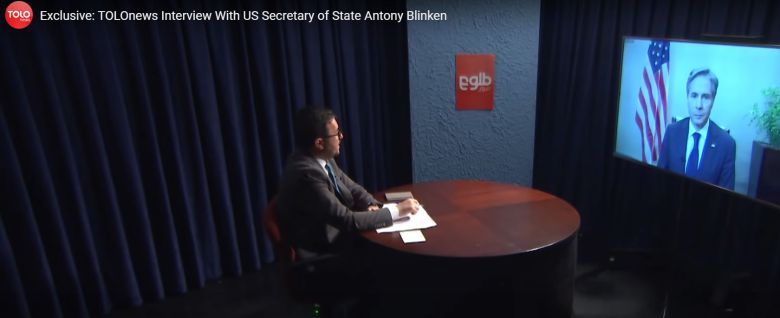 8일 톨로뉴스의 로트풀라 나자피자다 앵커가 카타르 도하에 머물고 있는 토니 블링컨 미 국무장관을 화상으로 인터뷰하고 있다.