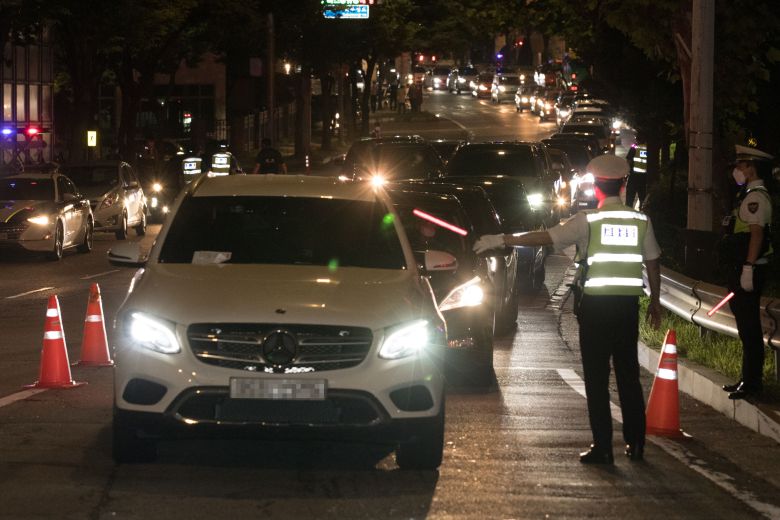 자영업자들이 차량 집단 시위를 예고한 8일 오후, 서울 마포구 양화대교 북단에서 경찰이 한남대교 방향 강변북로를 통제한 가운데 차량들이 길게 늘어서 있다. 차량들은 경찰을  피해 깜빡이를 켜거나 클락션을 울렸다. 2021.9.8. / 고운호 기자