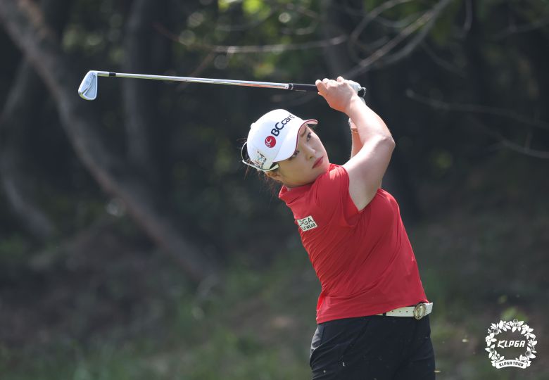 12일 경기도 블랙스톤 이천 골프클럽에서 열린 KLPGA 투어 KB금융 스타챔피언십 4라운드 3번홀에서 장하나가 아이언 티샷하고 있다./KLPGA