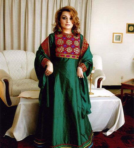 해당 캠페인을 시작한 아프가니스탄 아메리카 대학교의 전직 역사 교수 바하르 잘랄리 박사. 잘랄리 박사는 “이것이 아프간 문화다. 나는 아프간 전통의상을 입고 있다”는 말과 함께 전통의상을 입고 있는 자신의 사진을 11일(현지 시각) 게시했다./Dr.Bahar Jalali 트위터