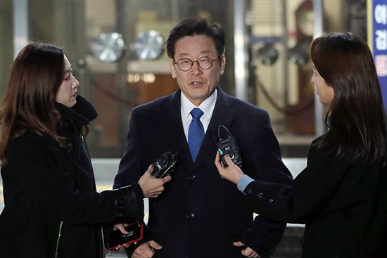 친형 강제입원, 검사 사칭, 대장동 개발 관련 허위사실 공표 등 혐의에 대한 피의자 신분으로 검찰에 출석한 이재명 경기도지사가 2018년 11월 24일 오후 13시간에 걸친 조사를 마친 뒤 경기도 성남시 수원지검 성남지청을 빠져나오고 있다./연합뉴스