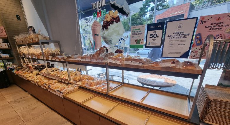 15일 서울 마포 한 파리바게뜨 매장 모습. 광주에서 시작된 민노총 화물연대의 파리바게뜨 재료 운송 거부 파업이 장기화하던 상황에서, 민노총이 15일 0시를 기해 해당 파업을 전국으로 확대했다. 수도권과 영남권 파리바게뜨 매장들이 제 시간에 빵을 받지 못해 영업에 차질을 빚었다./김연정 객원기자