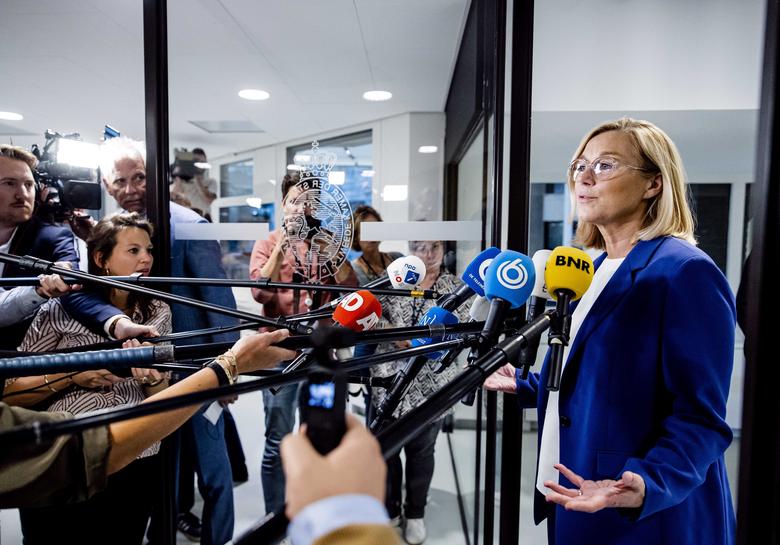 시흐리드 카흐 네덜란드 외무장관이 16일(현지 시각) 장관직 사퇴를 발표하고 있다./EPA 연합뉴스