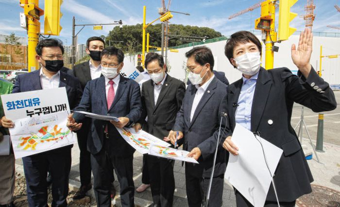 국민의힘 ‘이재명 경기지사 대장동 게이트 진상조사 TF’ 소속 의원들이 16일 경기 성남 분당구 대장동을 찾아 개발 현장을 둘러보고 있다. 왼쪽부터 김형동·이헌승·박수영·송석준·김은혜 의원. /국회사진기자단