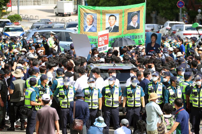 유승민 전 의원이 19일 오후 경북 구미시 상모동에 있는 박정희 전 대통령의 생가를 찾은 뒤 떠나는 길에 유 전 의원의 방문에 항의하는 우리공화당 지지자와 보수단체 회원들이 유 전 의원이 탄 차량을 에워싸고 있다./연합뉴스