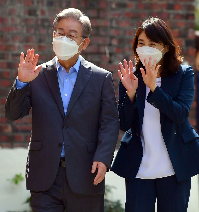 더불어민주당 대선 주자인 이재명 경기지사와 부인 김혜경씨가 18일 오후 광주 남구 한 미혼모시설을 방문해 손인사를 하고 있다. /뉴시스