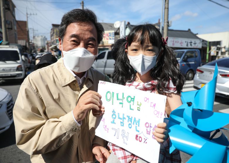 더불어민주당 대선 경선 이낙연 후보가 20일 목포 동부시장을 방문, 한 어린이와 기념촬영하고 있다. /이낙연 캠프 제공