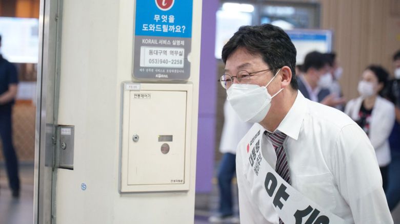 국민의힘 대권주자인 유승민 전 의원이 20일 오후 동대구역에서 귀성객 등에게 인사를 하고 있다. /유승민 캠프 제공