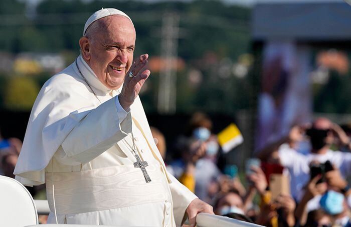 지난 7월 초 지병 치료를 위해 대장 수술을 받았던 프란치스코 교황이 최근 가톨릭 내부 반대파들을 격한 어조로 비판한 사실이 알려졌다. 사진은 지난 15일 슬로바키아 사스틴에 도착한 교황. /AP 연합뉴스