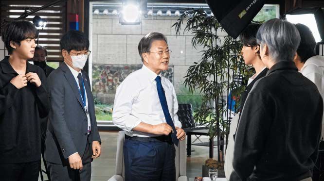 BTS에 ‘폐플라스틱 넥타이’ 설명하는 문대통령 - 문재인 대통령이 21일(현지 시각) 미국 뉴욕 주유엔대표부에서 진행된 미국 ABC방송 인터뷰를 마치고 방탄소년단(BTS) 멤버들에게 자신이 착용한 ‘폐플라스틱 넥타이’에 대해 설명하고 있다. 문 대통령과 BTS 멤버 (맨 왼쪽) 사이엔 탁현민 대통령비서실 의전비서관이 있다. 문 대통령이 맨 넥타이는 국내 패션 스타트업이 폐플라스틱에서 섬유를 뽑아내 만든 것으로 알려졌다. /연합뉴스