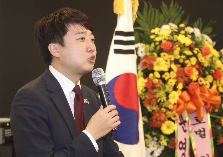 국민의힘 이준석 대표가 22일(현지시간) 미국 워싱턴 한인식당에서 열린 재외동포 정책간담회에서 인사말하고 있다. /연합뉴스