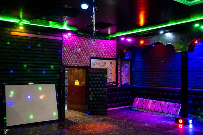 영업을 중단한 아프가니스탄 카불의 한 노래방. /AP 연합뉴스