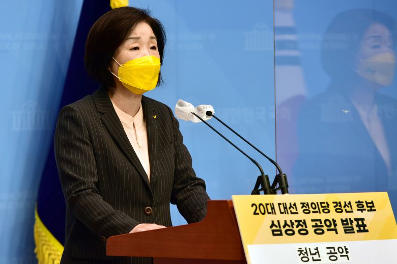 정의당 심상정 대선 경선 후보가 29일 국회 소통관에서 청년 공약을 발표하고 있다. /국회사진기자단
