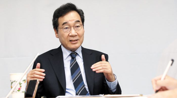 더불어민주당 대선 주자인 이낙연 전 대표가 28일 본지와 인터뷰를 하고 있다. /이덕훈 기자