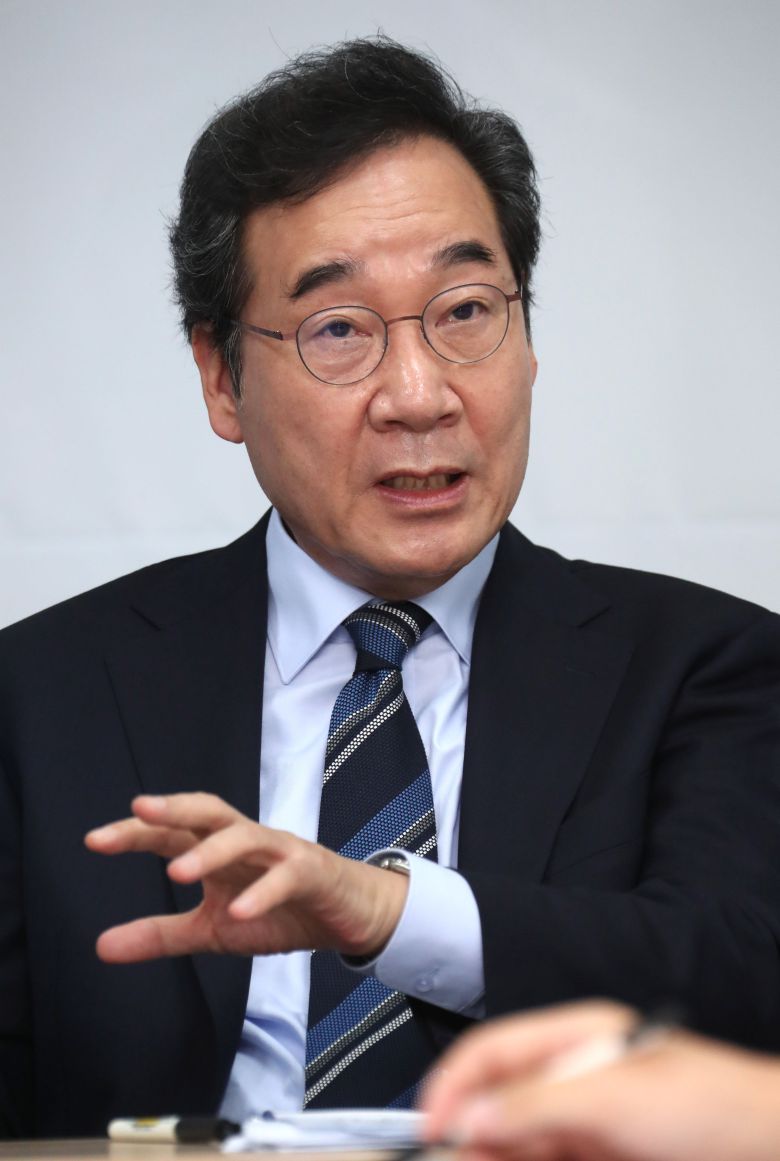 민주당 대선주자인 이낙연 전 총리가 28일 서울 여의도 캠프에서 조선일보와 인터뷰하고 있다./이덕훈 기자