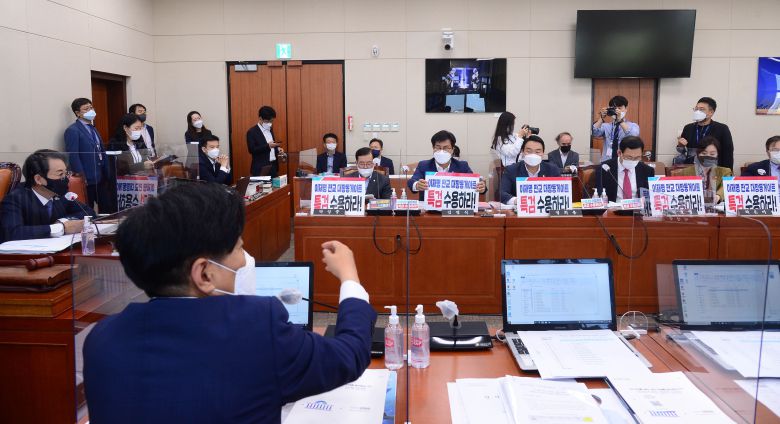 1일 오전 국회 과학기술정보방송통신위원회 국정감사에서 국민의힘 의원들의 자리에 붙어있는 피켓을 놓고 조승래 더불어민주당 간사가 항의하고 있다. /이덕훈 기자