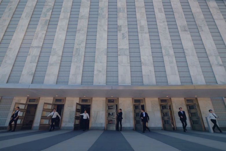 뮤직 비디오에서 BTS 멤버가 총회장 북쪽 입구를 통해 외부로 나오는 모습. 대리석으로 모던하게 만든 외관이 인상적이다. BTS 팬들은 출입문 수가 멤버 수와 똑같은 7개란 사실에 주목했다./ 유엔 유튜브 캡처