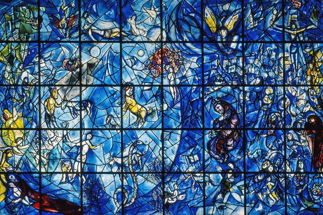 유엔 본부 총회 로비에 걸린 샤갈의 스테인드글라스. 1961년 콩고에서 비행기 사고로 순직한 2대 사무총장 다그 함마르셸드를 추모하기 위해 만들었다. / 유엔 포토