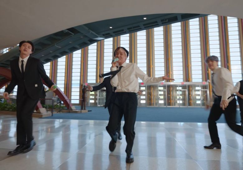 BTS '퍼미션 투 댄스' 뮤직 비디오에 등장한 유엔 총회 건물 로비. / 유엔 유튜브 캡처