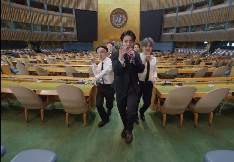 BTS '퍼미션 투 댄스' 뮤직 비디오에 찍힌 유엔 총회장. 가수가 총회장 통로까지 휘저으며 뮤직 비디오를 찍은 것은 이례적이다.  /유엔 유튜브 캡처