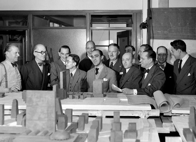 1947년 유엔 본부 설계를 위해 출범한 '유엔 디자인 위원회' 건축가 11명을 포함한 관계자들. 왼쪽에서 두 번째가 르코르뷔지에, 네 번째(키 큰 사람)가 월리스 해리슨, 다섯 번째가 오스카 니마이어. /유엔 포토