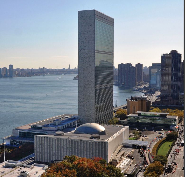 1950년대 모더니즘 건축의 대표작 중 하나인 뉴욕 유엔 본부 전경. 가운데 39층짜리 고층 건물이 '유엔 사무국' 건물이고, 그 앞 곡선 지붕에 돔이 올라간 형태 건물이 '총회' 건물이다. /유엔 포토