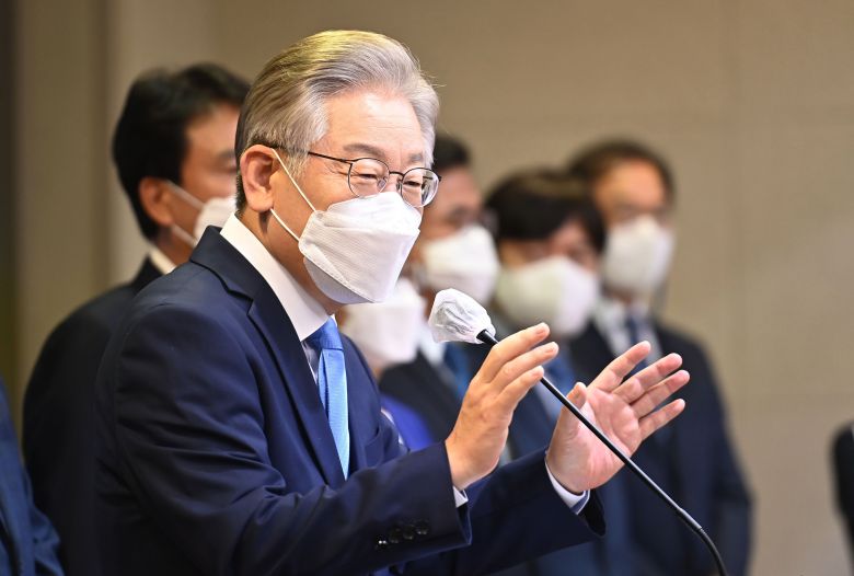 더불어민주당 대선 경선 후보인 이재명 경기도지사가 3일 오전 경기도 수원시 경기도의회에서 경기 지역 공약을 발표하고 있다. 2021.10.3 /연합뉴스