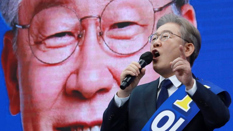 2일 오후 부산항국제전시컨벤션센터(BPEX)에서 열린 더불어민주당 대선 후보 선출을 위한 부산·울산·경남 합동연설회에서 이재명 후보가 정견발표하고 있다./연합뉴스