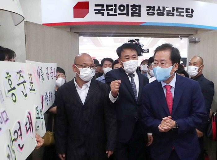 홍준표는 창원으로 - 같은 날 홍준표 의원은 경남 창원 국민의힘 경남도당에서 ‘경남 선거대책위’ 임명장 수여식을 마치고 지지자들과 인사하고 있다. /연합뉴스