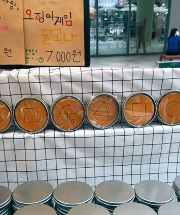 5일 다수 온라인 커뮤니티에 '인사동 달고나 가격'이라는 제목으로 공유되며 논란이 된 사진. /온라인 커뮤니티