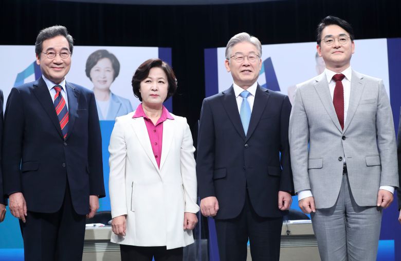 5일 오후 경기도 부천시 OBS에서 열린 더불어민주당 대선 후보 토론회에 참석한 이낙연(왼쪽부터), 추미애, 이재명, 박용진 후보가 포즈를 취하고 있다. /국회사진기자단