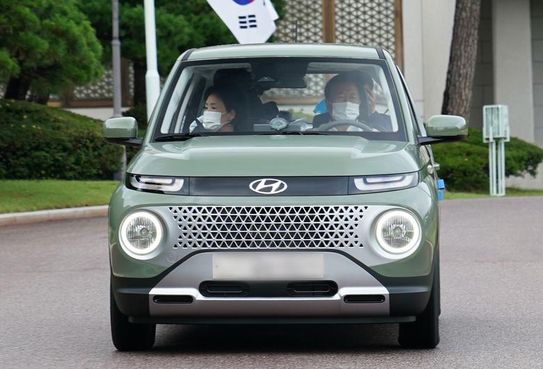 문재인 대통령이 김정숙 여사와 6일 캐스퍼를 인수한 뒤 시운전을 하고 있다. /청와대 제공