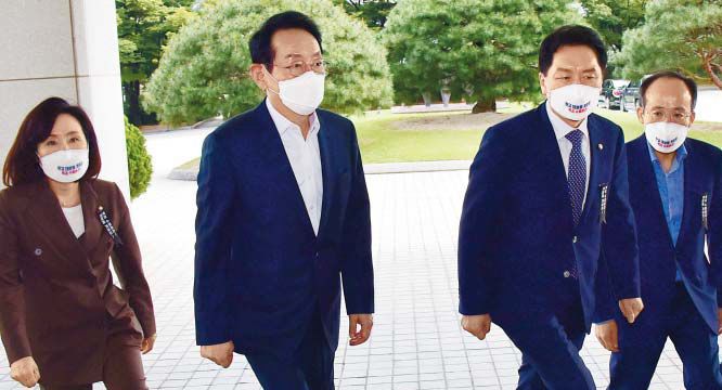 대검찰청 찾은 국민의힘 원내대표단 - 김기현 원내대표 등 국민의힘 원내지도부가 7일 대장동 개발 비리 의혹 수사를 촉구하기 위해 서울 서초구 대검찰청을 찾았다. 왼쪽부터 국민의힘 전주혜, 김도읍, 김기현, 추경호 의원. /이덕훈 기자